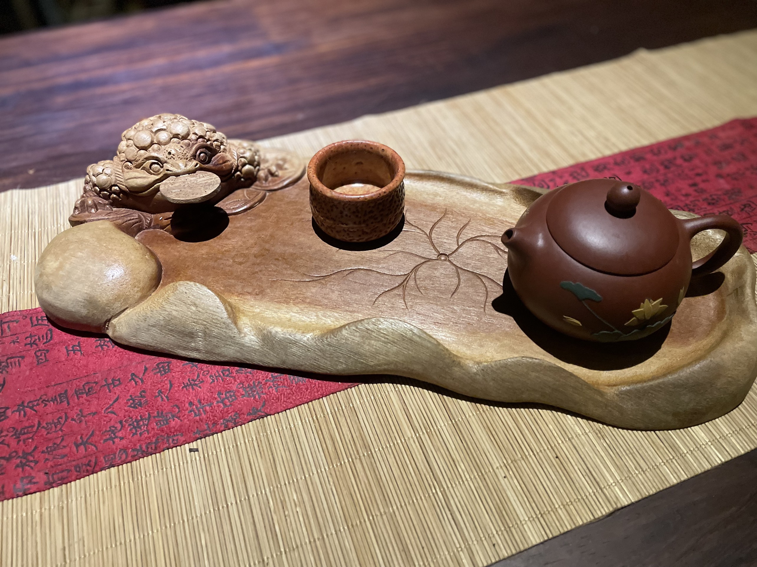 Khay Trà Gỗ Xá Xị (Dáng Lá Sen- Ngài Thiềm Thừ)