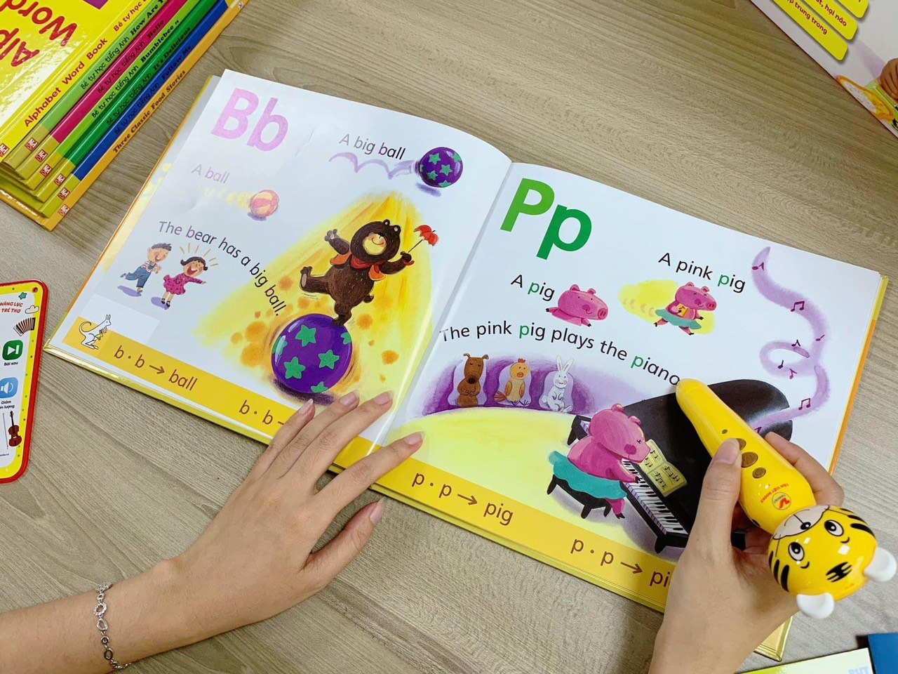 Sách - BÚT CHẤM ĐỌC - HỌC TIẾNG ANH TÂN VIỆT-Vanlangbooks