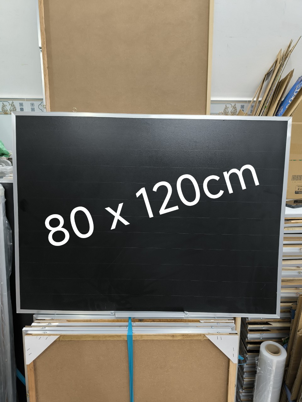 Bảng đen viết phấn viền nhôm kích thước 80x120cm tặng kèm lau bảng