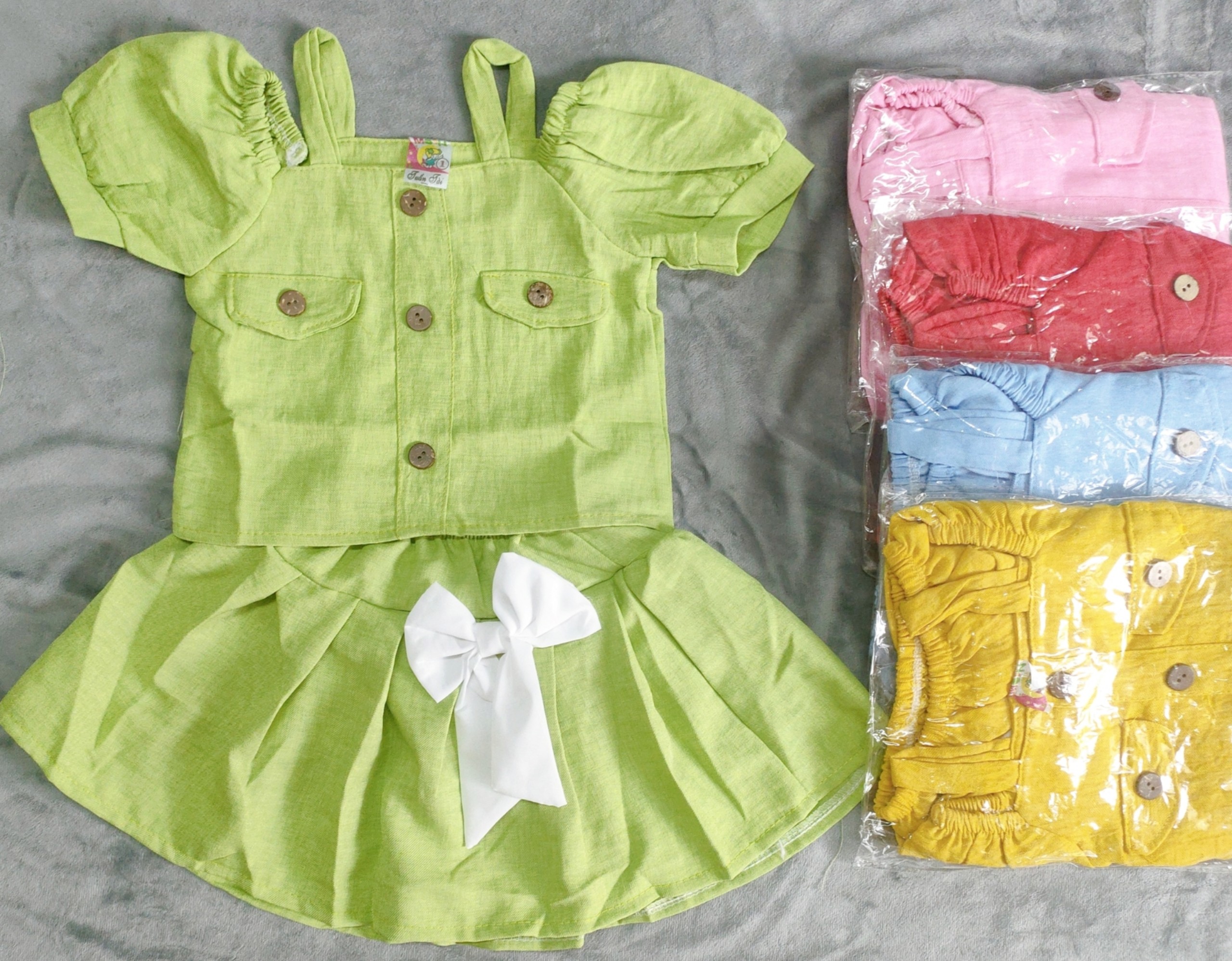 Set Áo Kèm Chân Váy Đũi Vân Bé (giao màu ngẫu nhiên)
