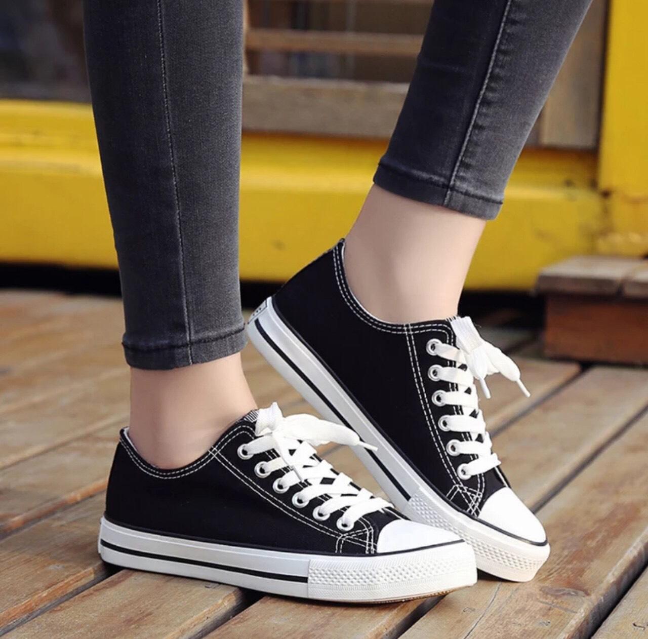 Giày thể thao nữ cổ thấp 2 màu đen và trắng hottrend