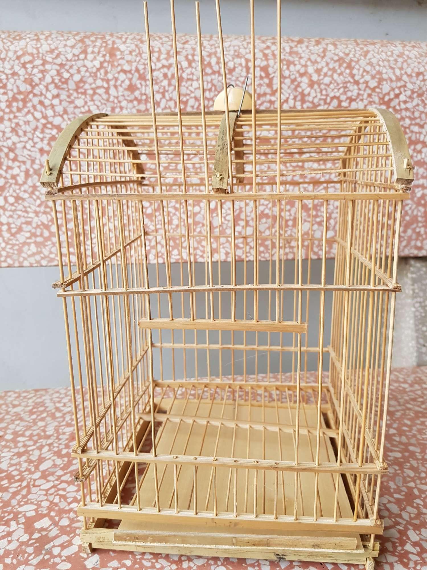Lồng nuôi chim khuyên chất liệu tre