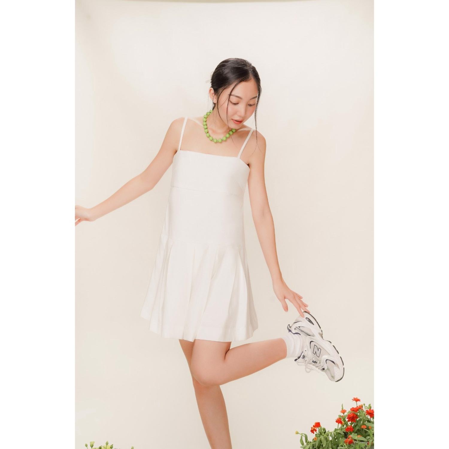 LIBÉ - Đầm 2 dây dáng suông xếp thân dưới màu trắng