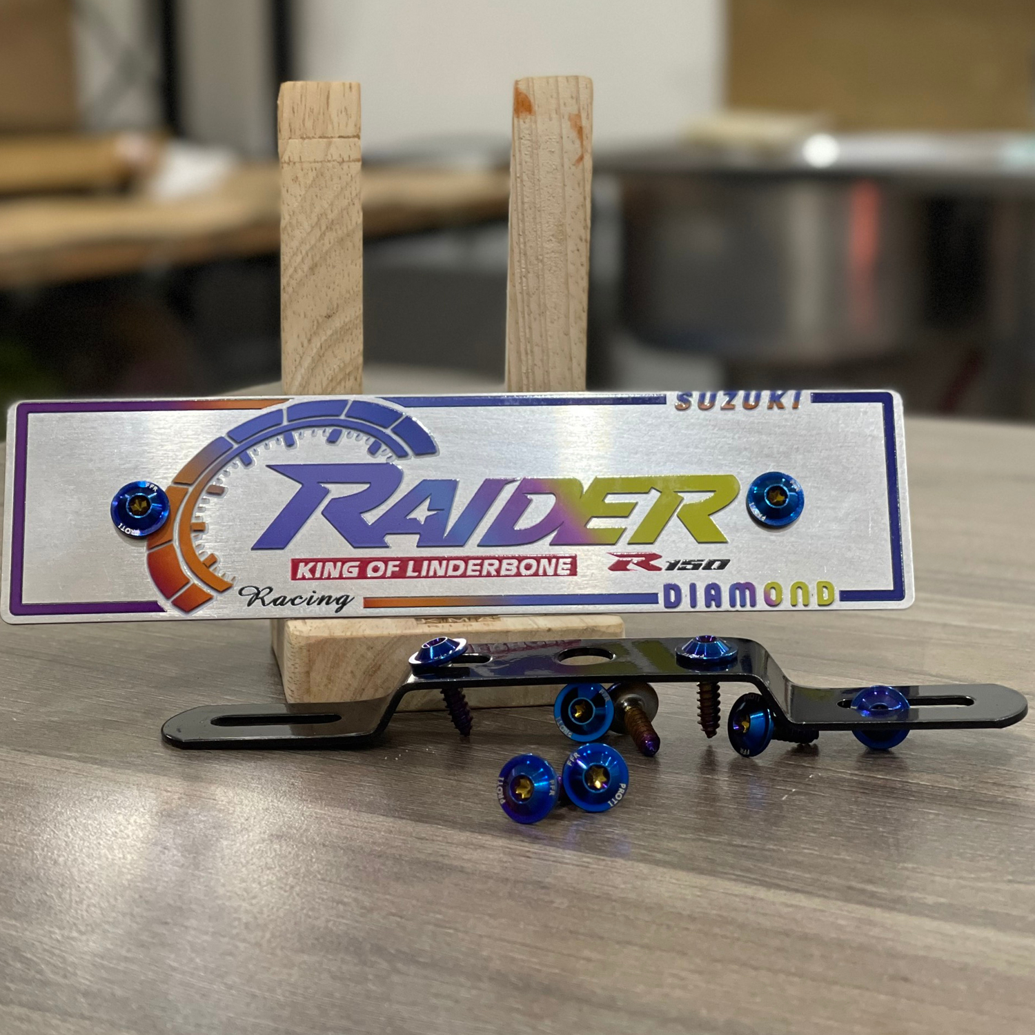 Bảng tên xe máy Suzuki Raider tặng kèm ốc + pat