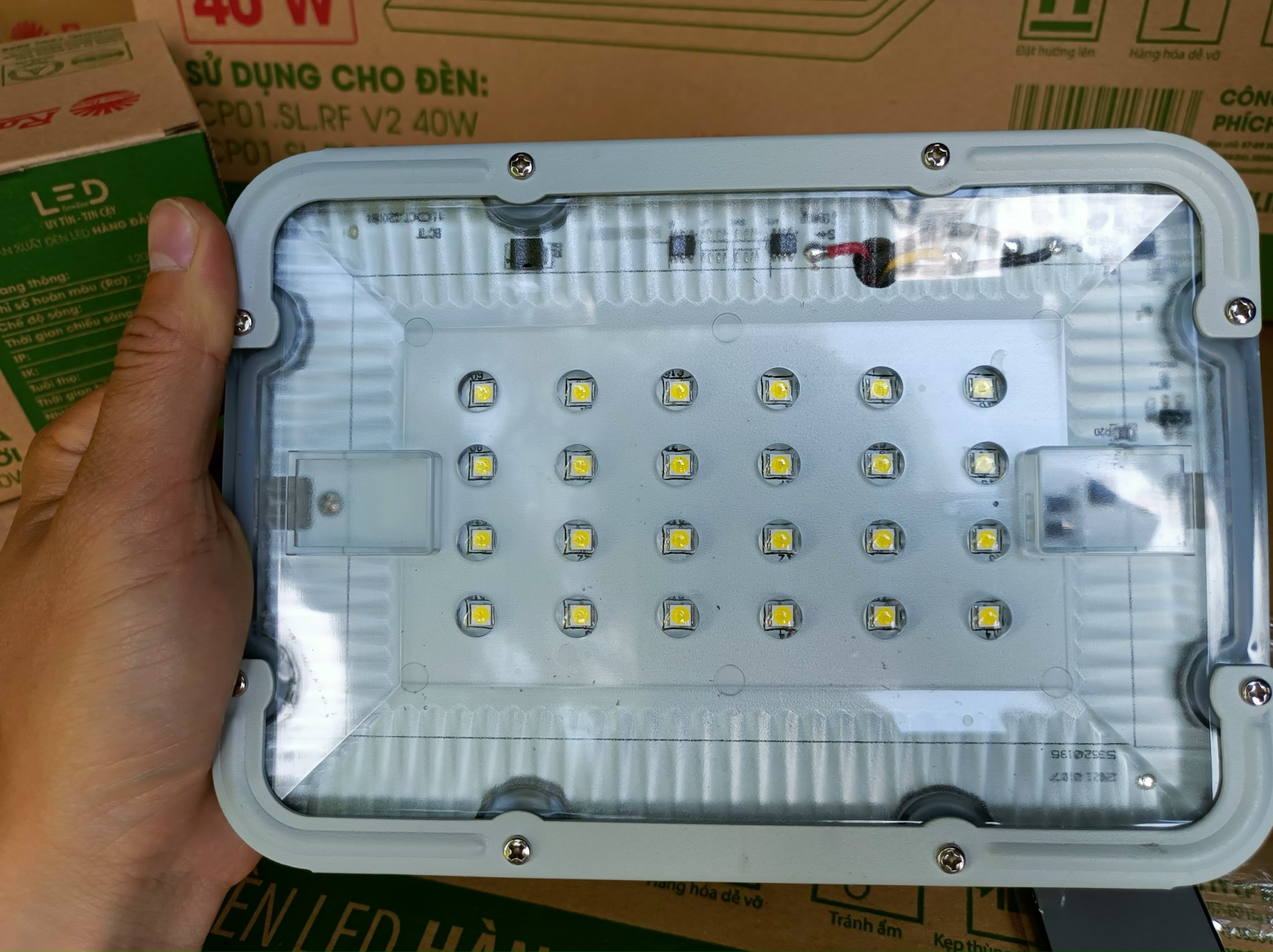 Đèn chiếu pha năng lượng mặt trời 50w rạng đông