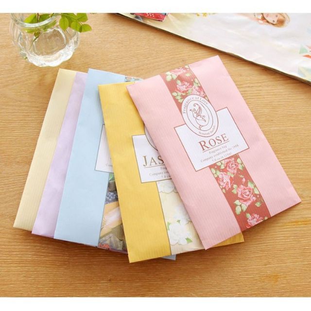 Túi thơm thảo dược để trong quần áo kèm móc treo loại mới