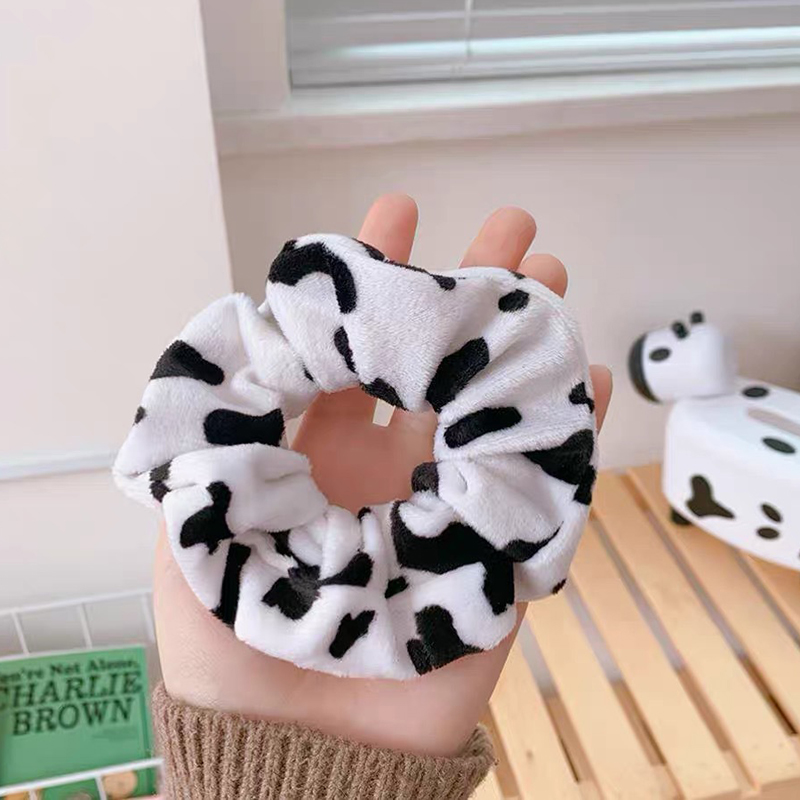 Cột tóc scrunchies lông mịn bò sữa cute
