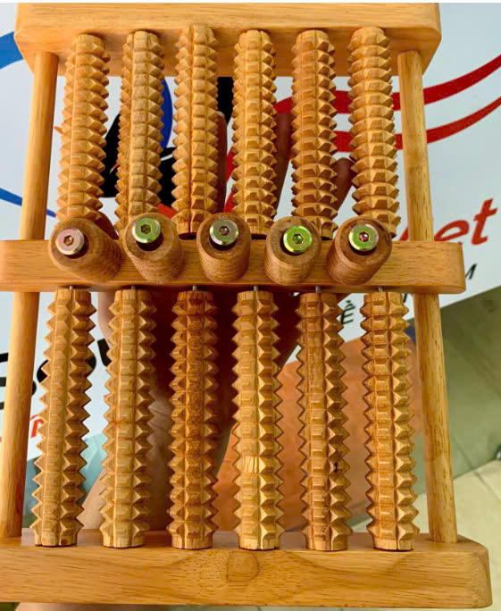 Bàn lăn chân gỗ massage