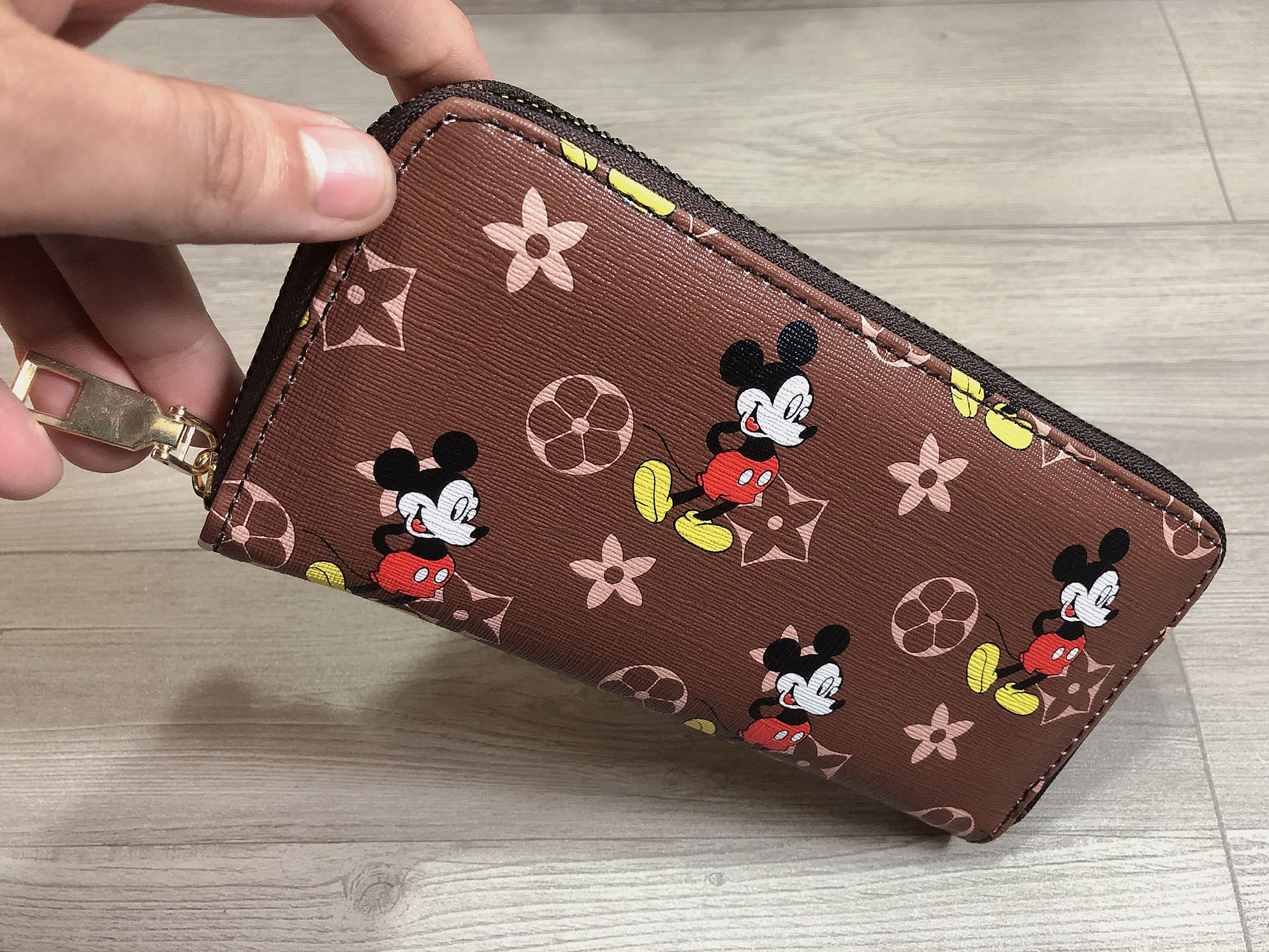 Ví Cầm Tay Da Mềm Mickey Mouse