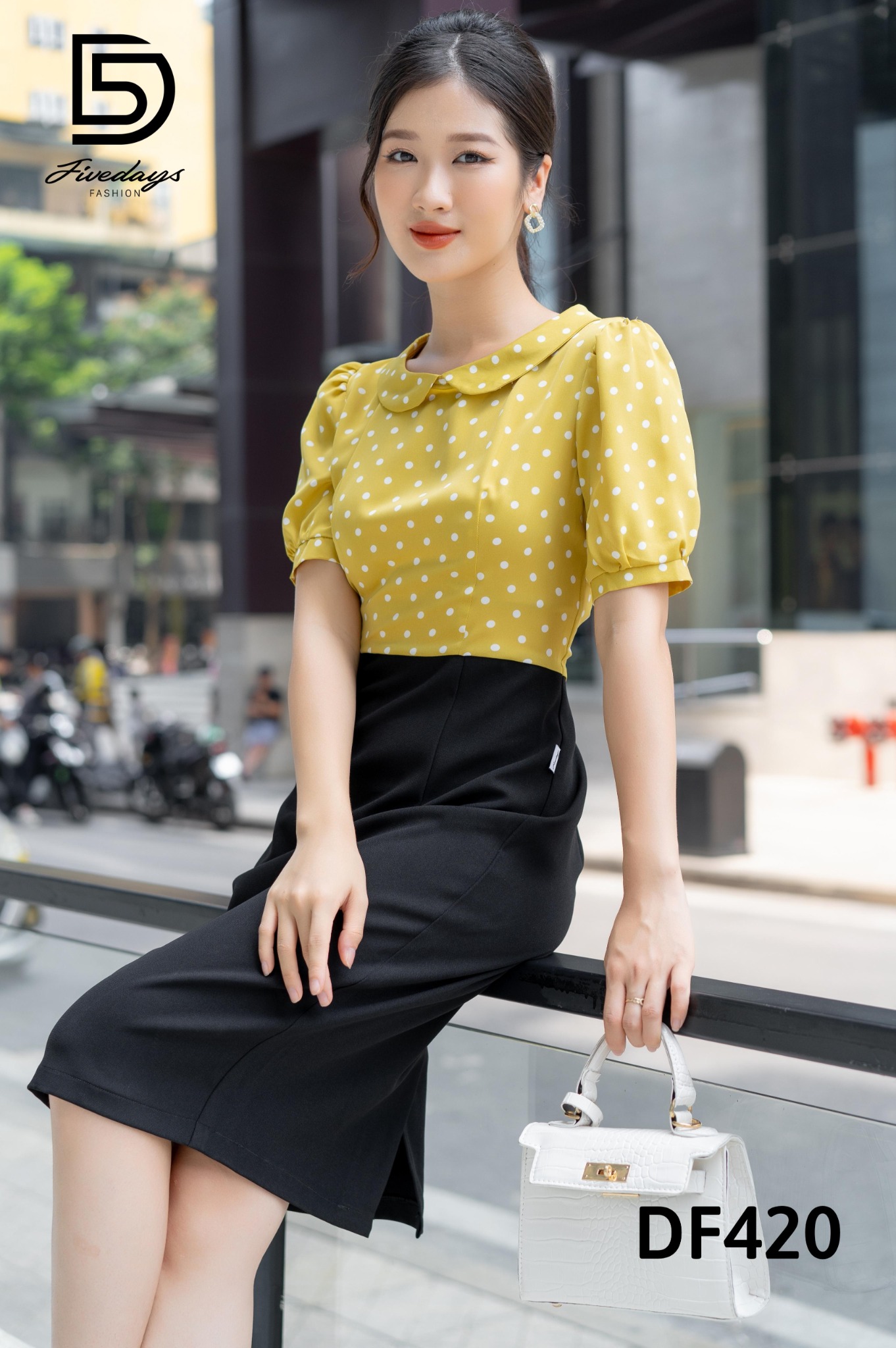 Fivedays - Đầm ôm phối bi cổ sen