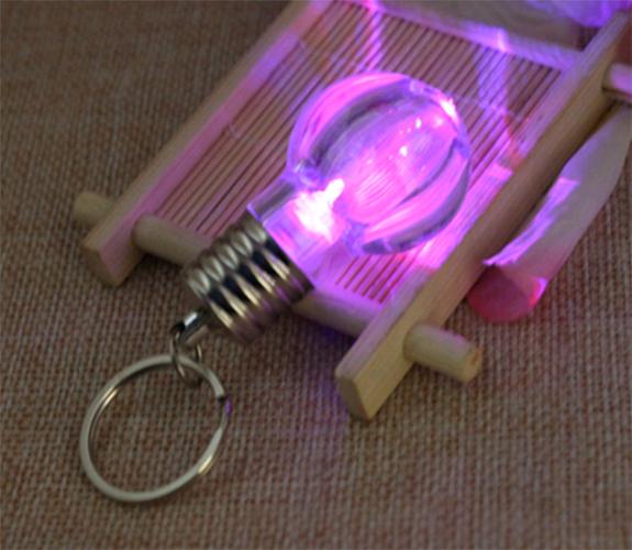Móc khóa bóng đèn có led 7 màu (Trong suốt)