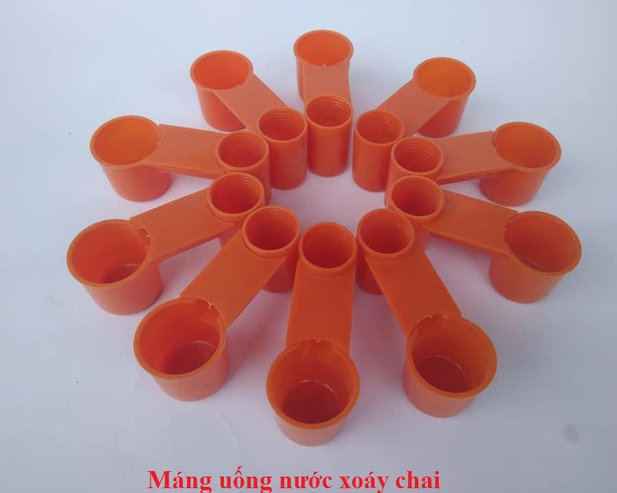 MÁNG UỐNG NƯỚC CHO GÀ- Máng xoáy chai cho gà
