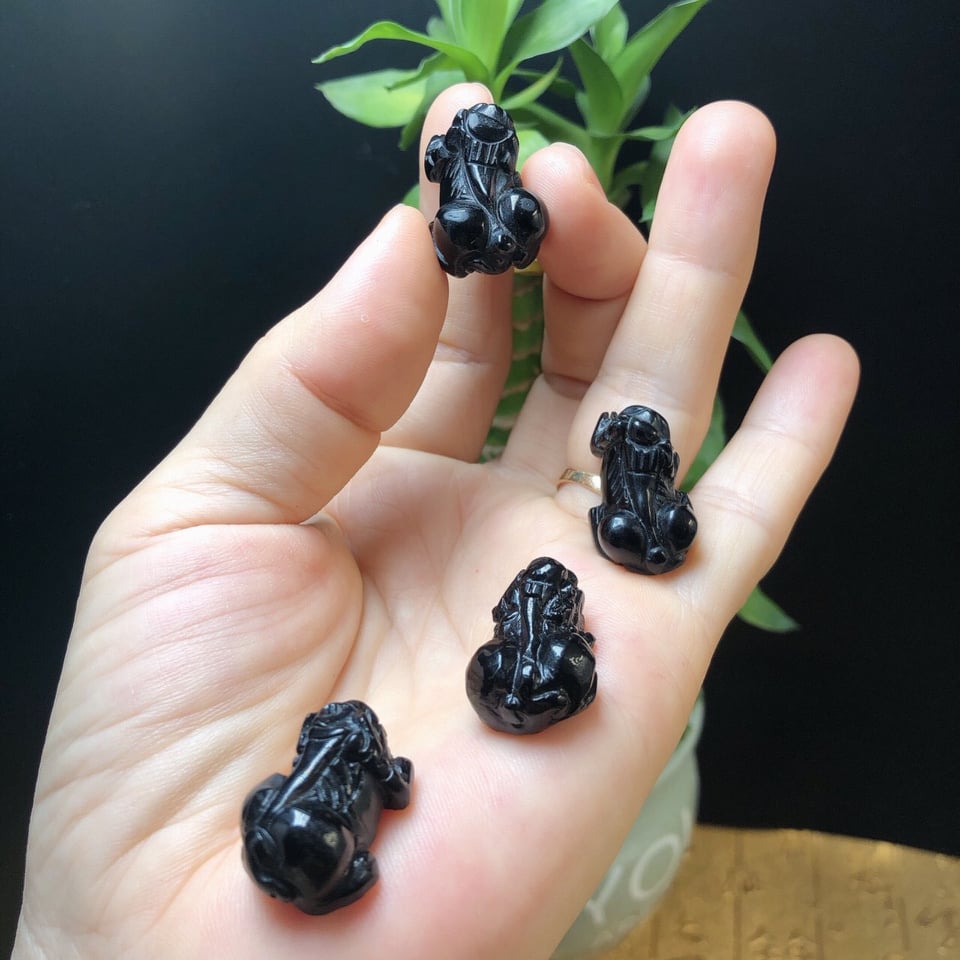 Mặt Tỳ Hưu Đá Topza Đen Kèm Dây Đeo Cổ