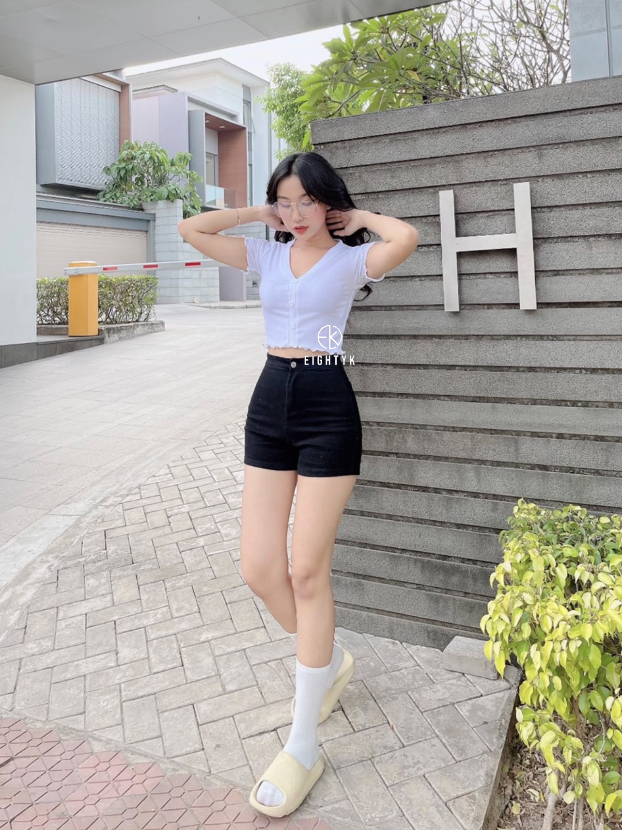 [EIGHTYK] Áo Croptop Tay Ngắn Cổ V Phối Nút