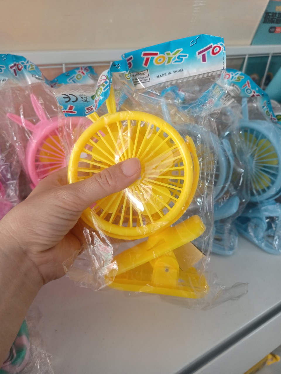 Quạt cầm tay GIÁ SẬP SÀN Quạt mini cầm tay chạy pin AA. quạt cầm tay chạy pin, quạt mini, quạt mini chạy pin, quạt mini cầm tay