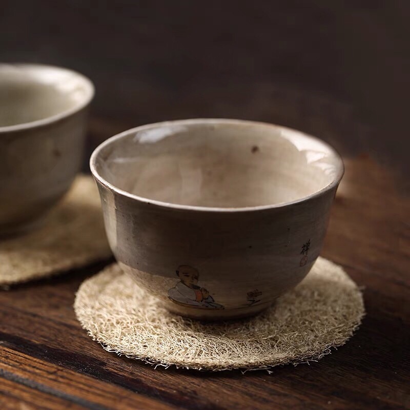 Lót xơ mướp kê ấm trà, chén trà.