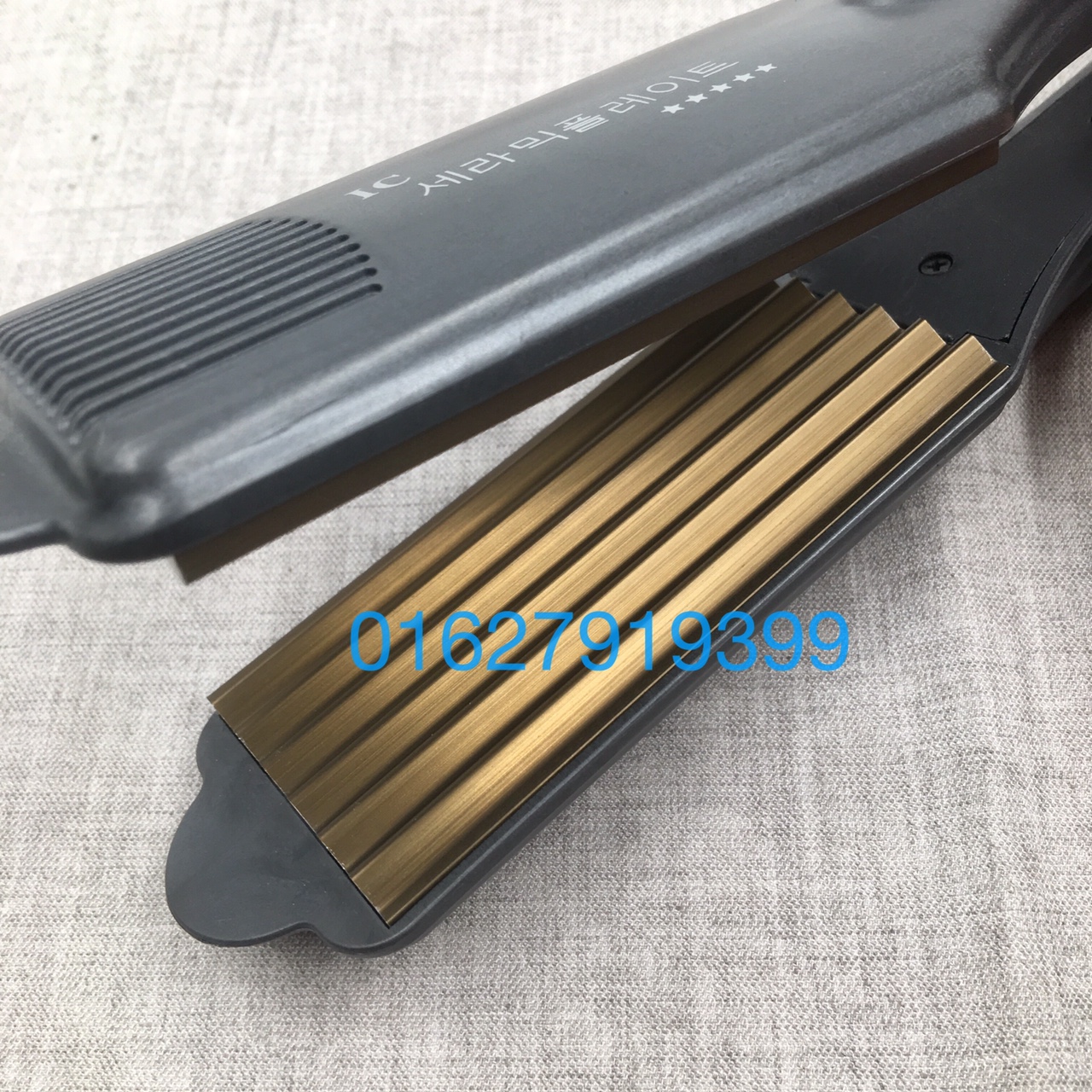 Máy Bấm Tóc Dập Xù Cao Cấp 6618 Chức Năng Duỗi Phồng Uốn Xoăn Nhanh Hiệu Quả Bề Mặt Ceremic Chống Dính An Toàn Tiết Kiệm Thời Gian Và Điện Máu Đen 26.5cm Gọn Nhẹ Dễ Thao Tác