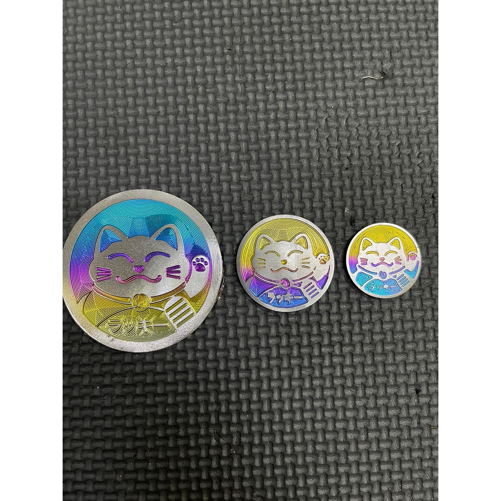 Logo mèo thần tài 3cm 4cm 6cm gồm keo dán