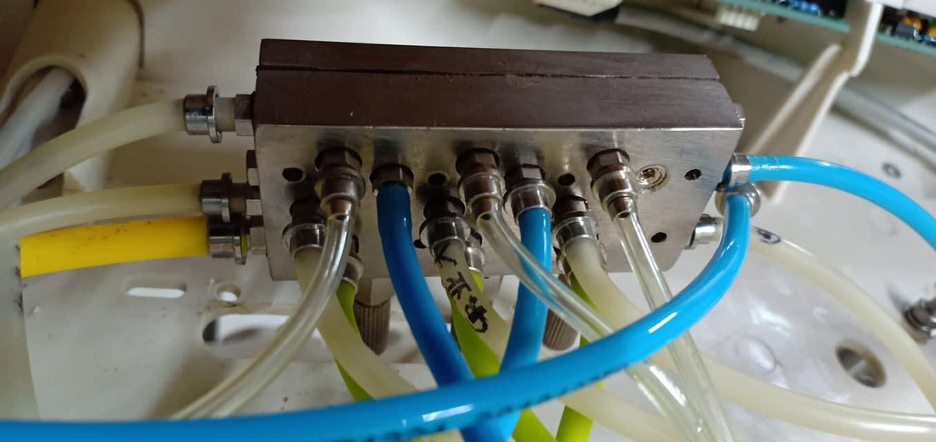 cục chia nước trên  ghế nha khoa