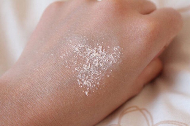 Phấn phủ bột kiềm dầu Laura Mercier