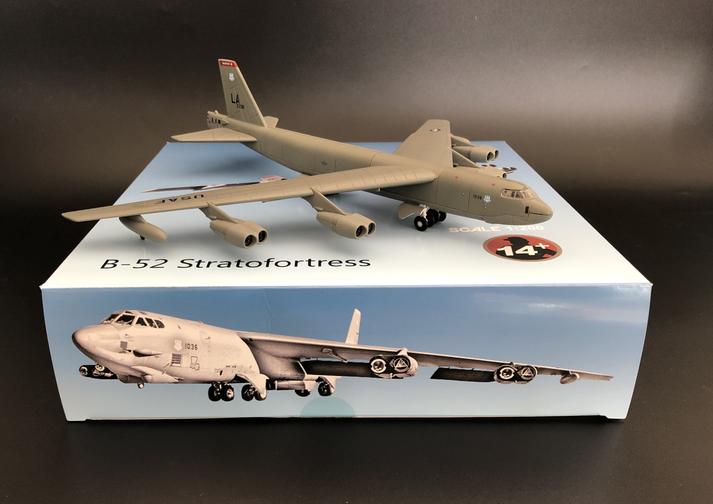 Mô hình máy bay B-52 Stratofortress Red Devils USAF tỉ lệ 1:200