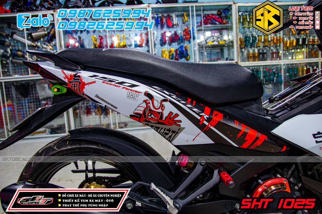 tem trùm exciter 150 trắng đỏ đen samurai