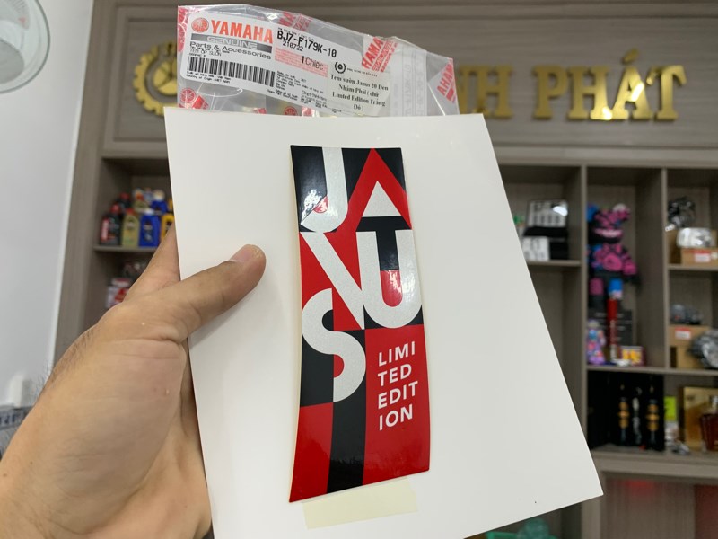 Tem sườn Janus 2020 Đen Nhám Phải ( chử Limted Edition Trắng Đỏ ) ( 1 Miếng ) BJ7F179K1000