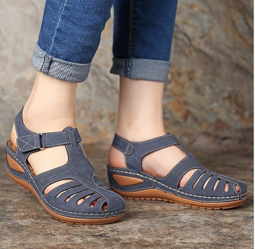 Giày sandals đế bằng kiểu retro