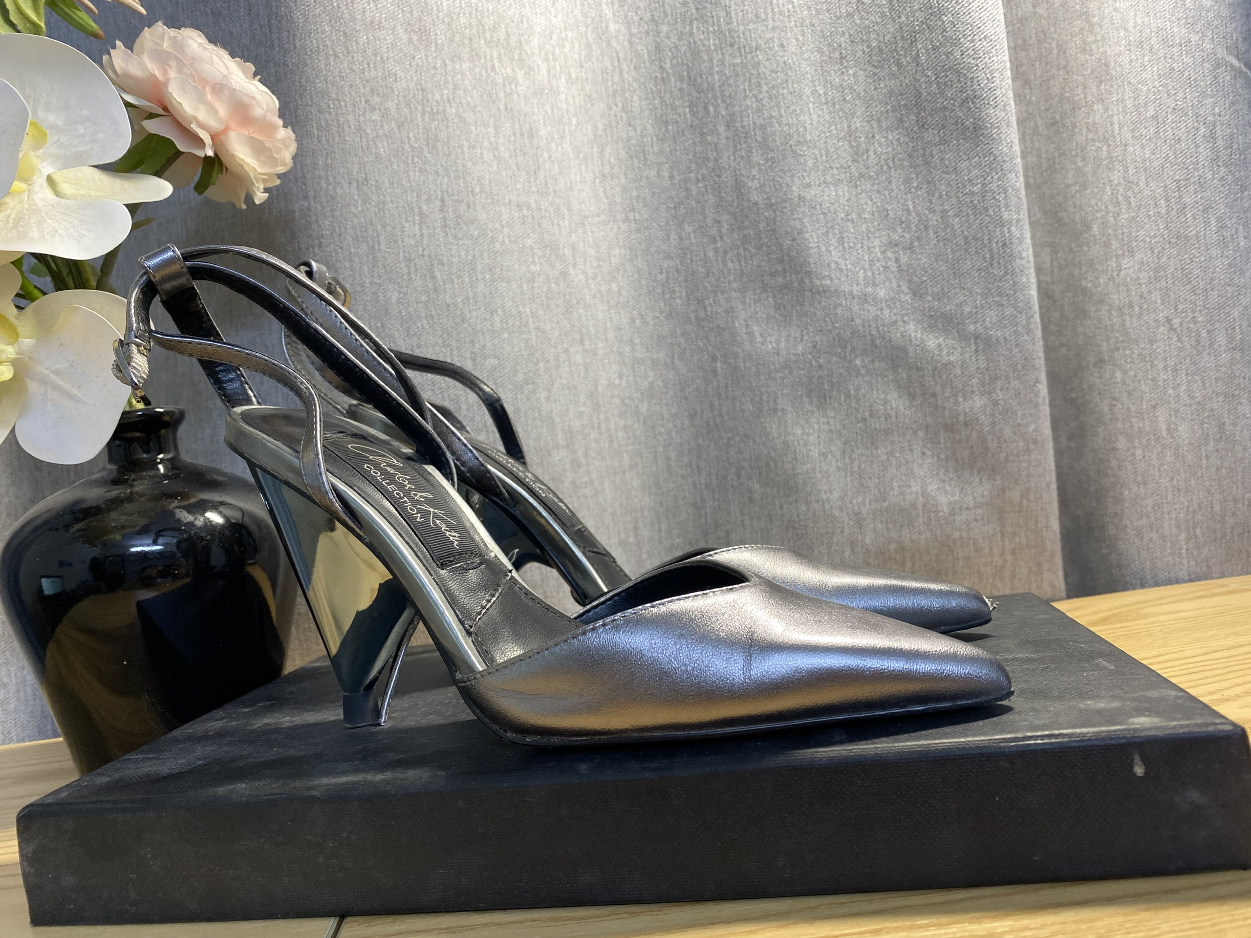 Giày cao gót da thật Charles & Keith