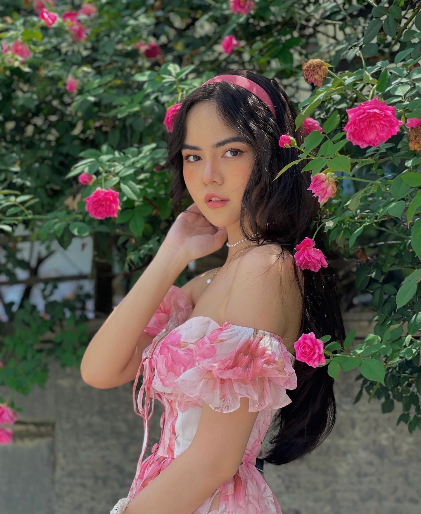 Đầm maxi hoa hồng trễ vai