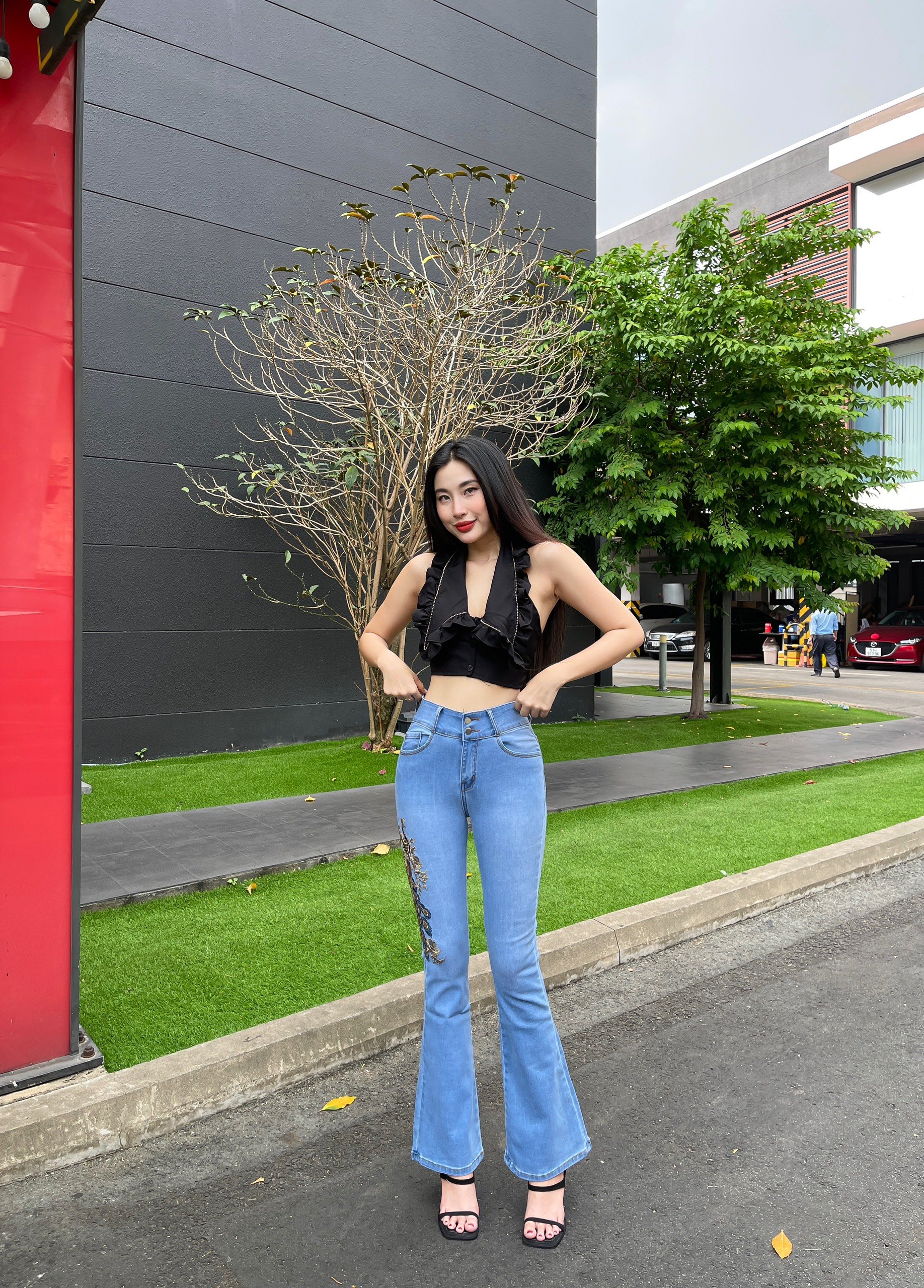 Quần Jeans Nữ Ống Loe Dài Thêu Tôn Dáng