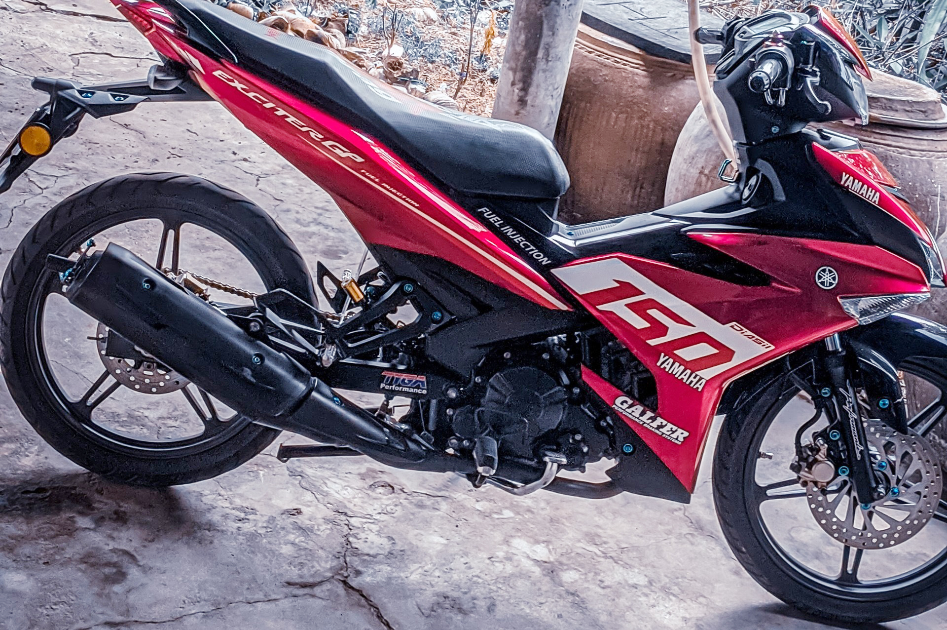 Tem exciter 150 trắng đỏ