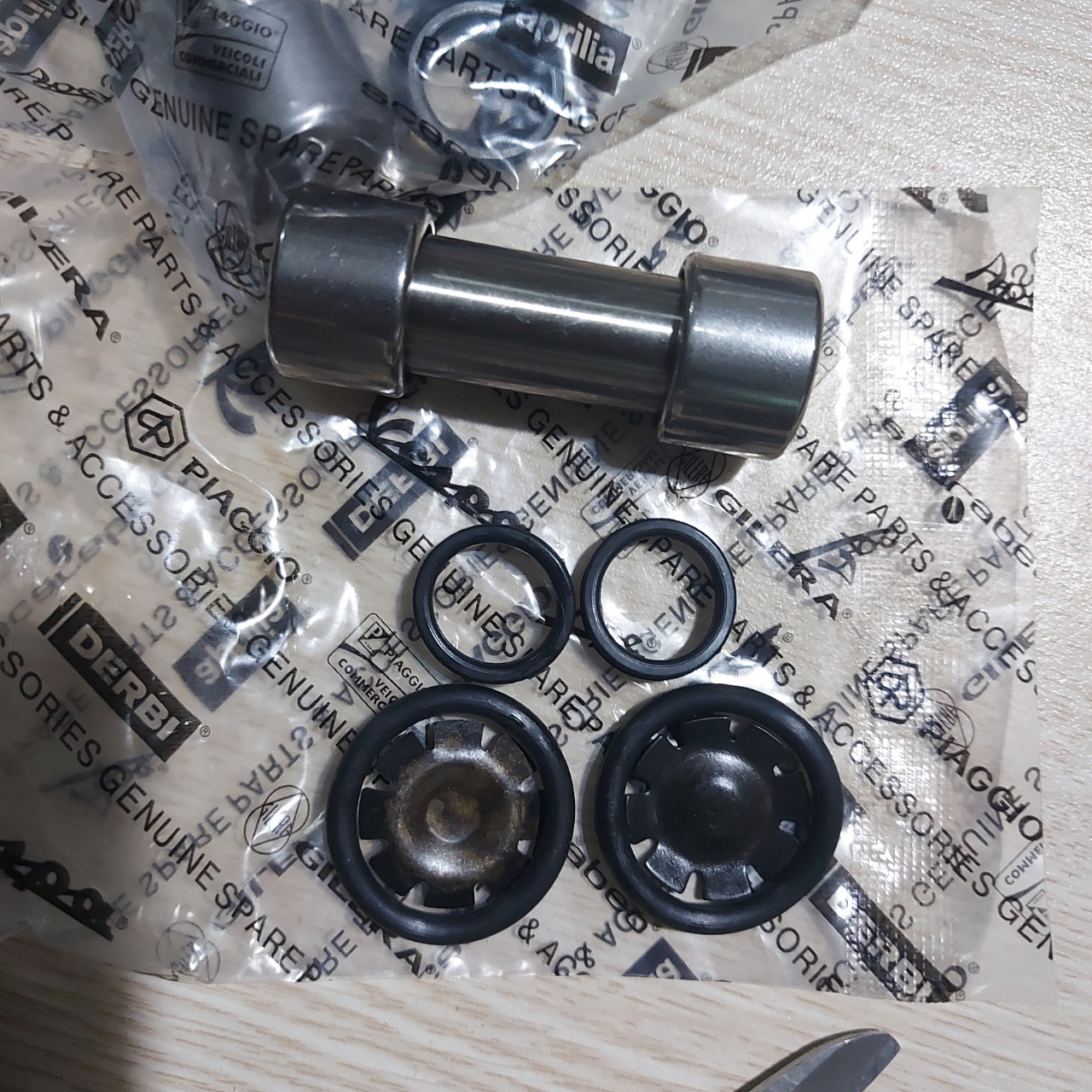 Bạc càng bánh trước xe vespa.