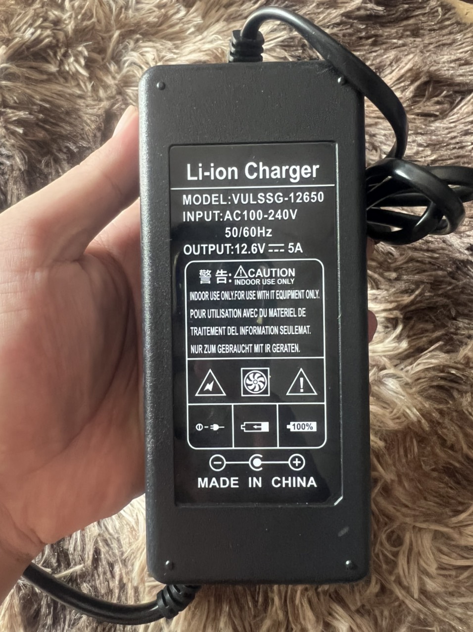Sạc 3S 12.6V 5A có quạt và đèn báo đầy.