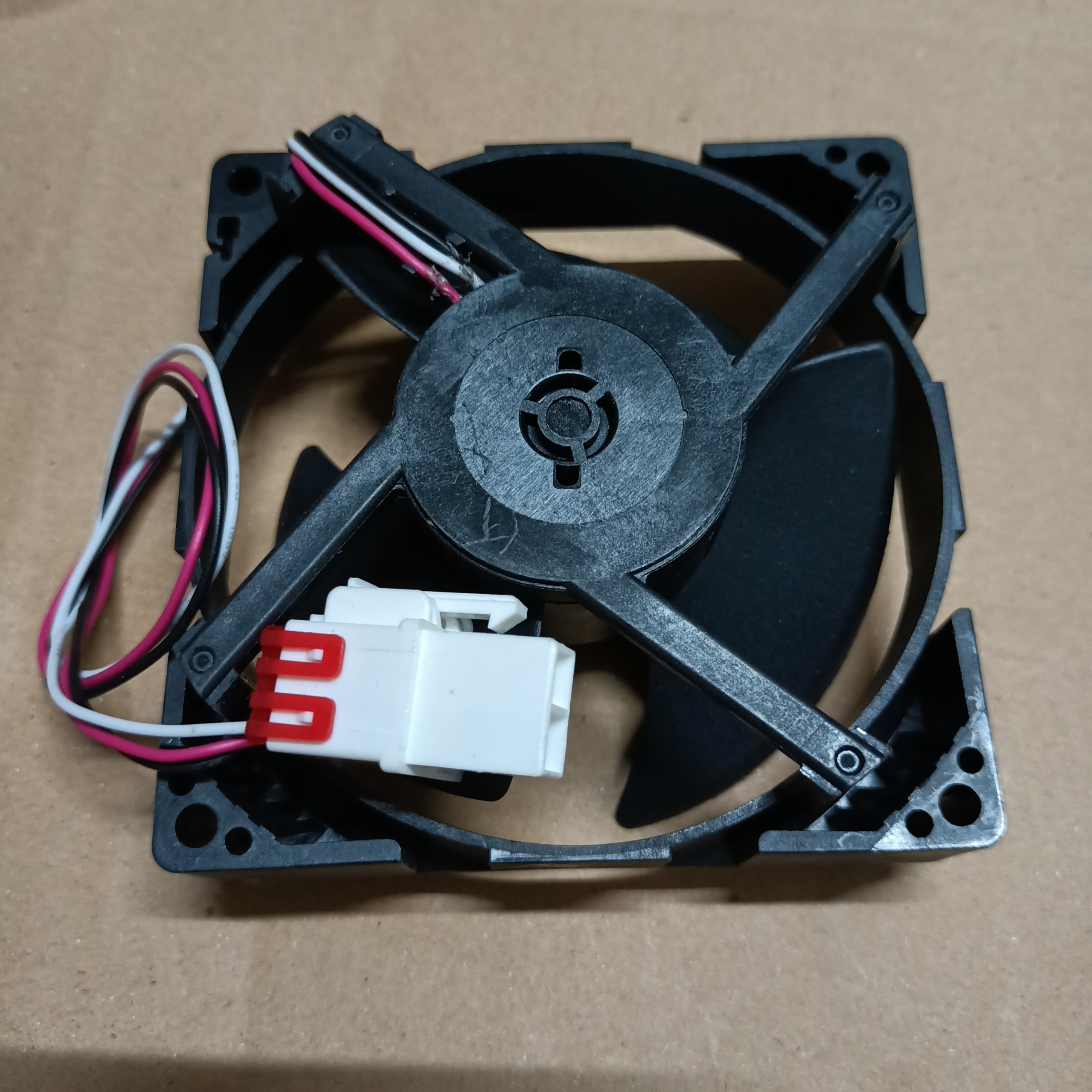 Quạt tủ lạnh DC 12v-3 dây- 3 cánh 9x9cm ( Dùng cho tủ lạnh)