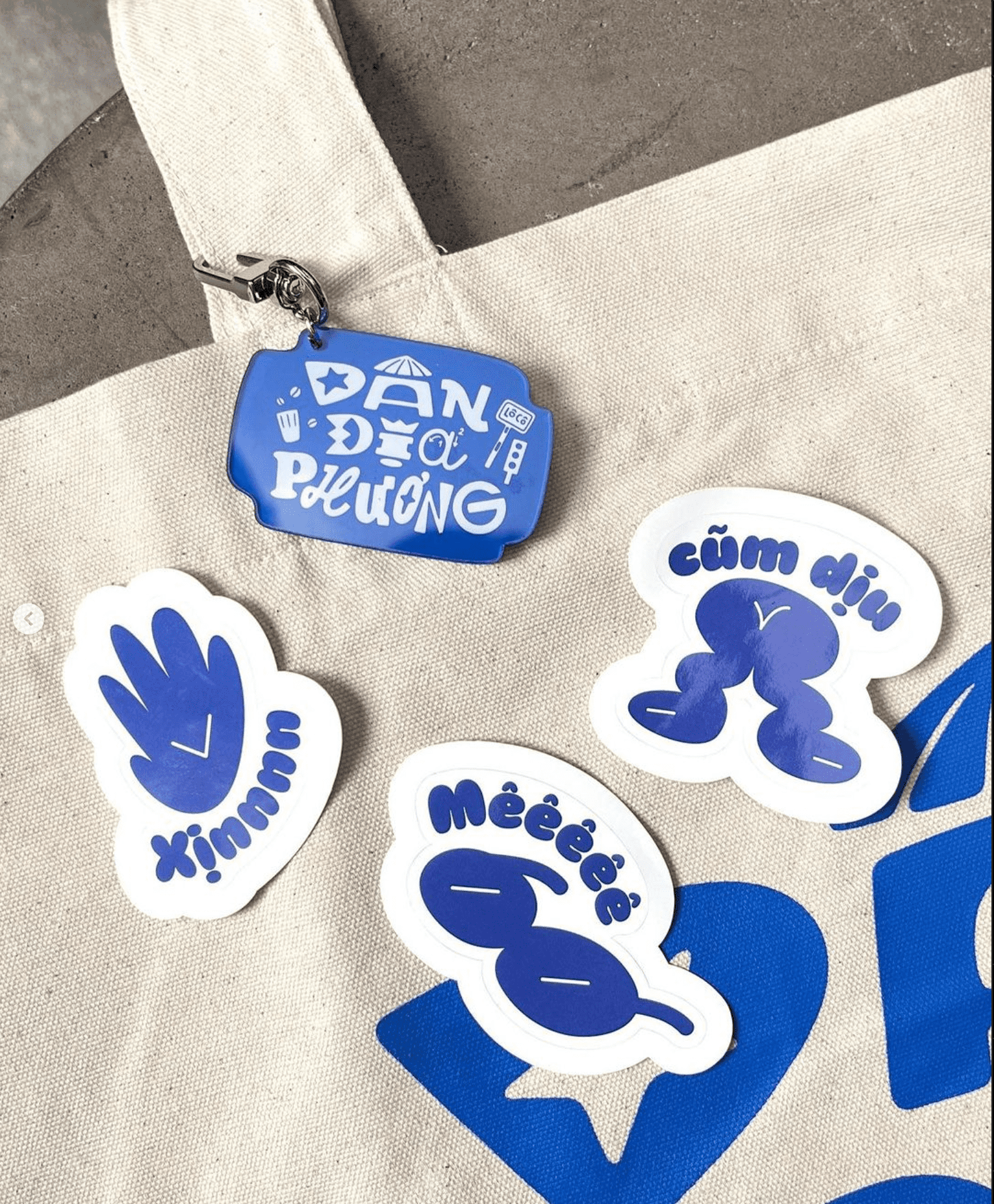 LÔCÔ 'DÂN ĐỊA PHƯƠNG' KEYCHAIN & STICKER PACK