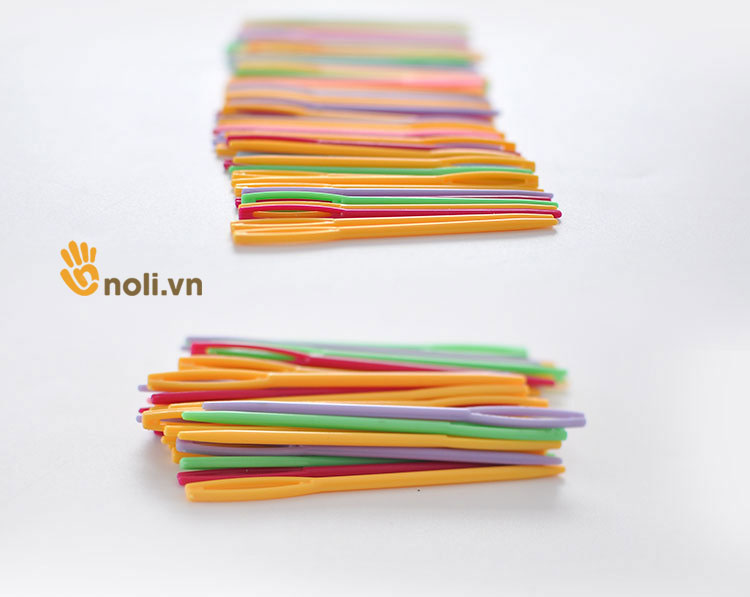 Plastic wool sewing needle
