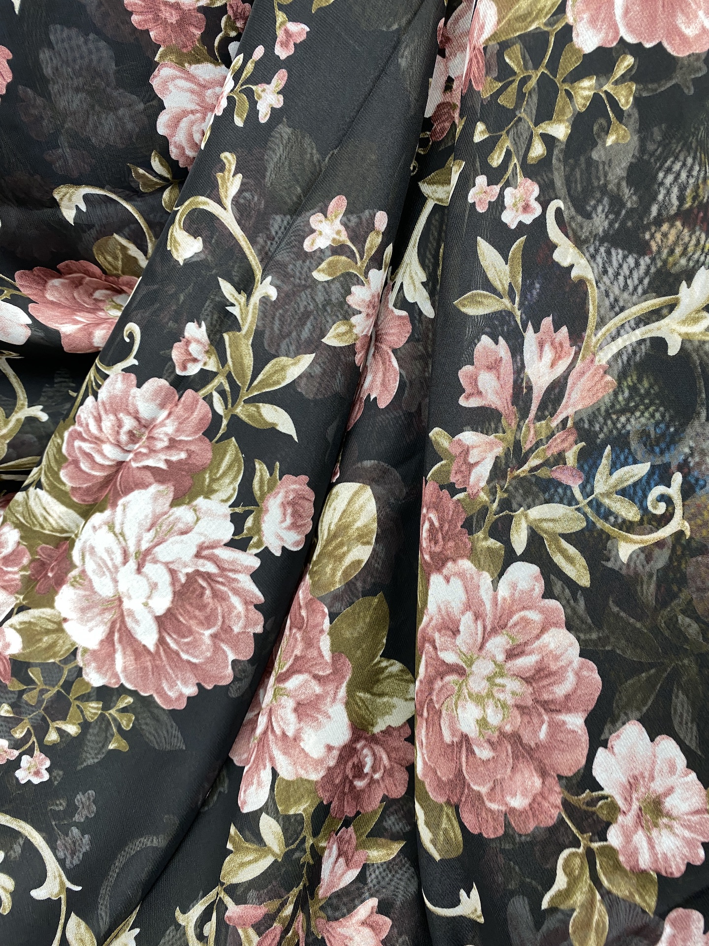 Vải voan chiffon hoa nền đen MS1627
