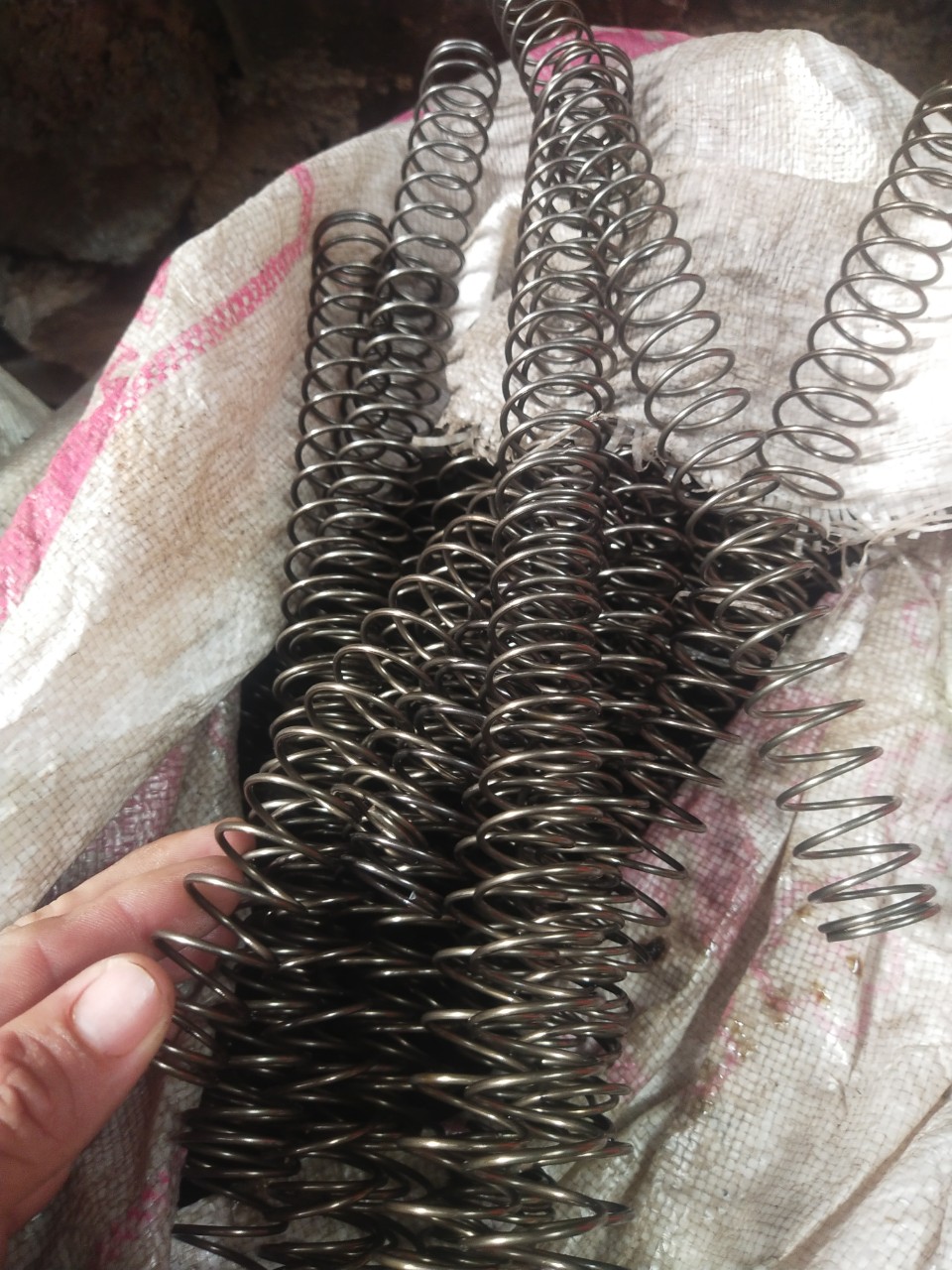 Lò xo chất liệu sợi cacbon phi 24 dài 30 sợi 1.6