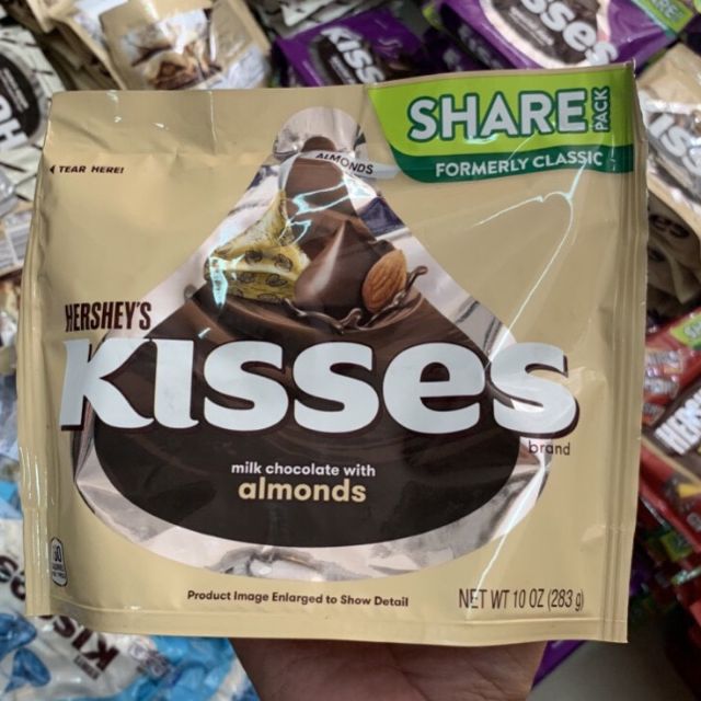 Hershey's Kisses Milk Chocolate with Almonds 283g (Chocolate sữa với hạt Hạnh nhân)