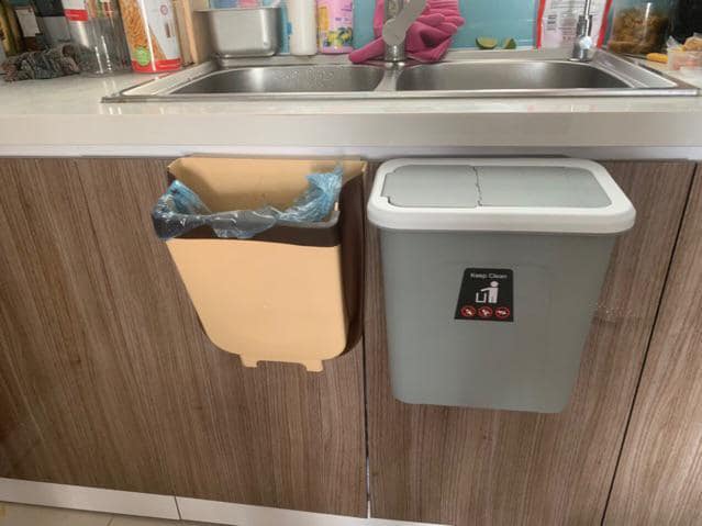 Thùng Rác Có Nắp Treo Tủ Bếp Tiện Dụng