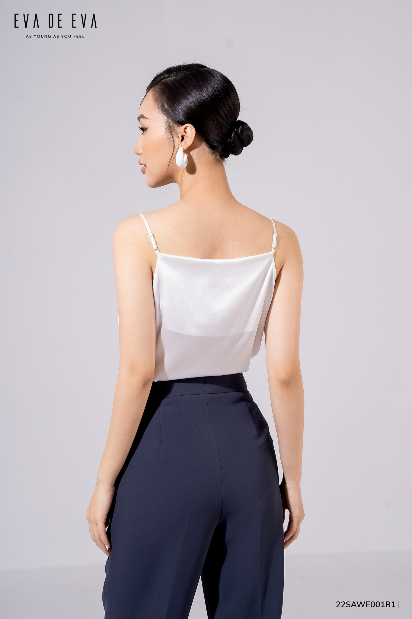 Áo hai dây nữ lụa trắng Eva de Eva 22SAWE001R1