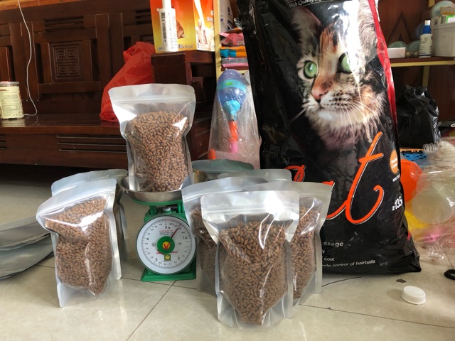 Thức ăn dạng hạt dành cho mèo mọi lứa tuổi (Túi zip bạc 1KG)