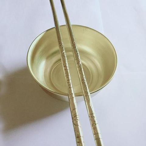 đôi bát đũa chất liệu đồng trong phong thủy thờ cúng
