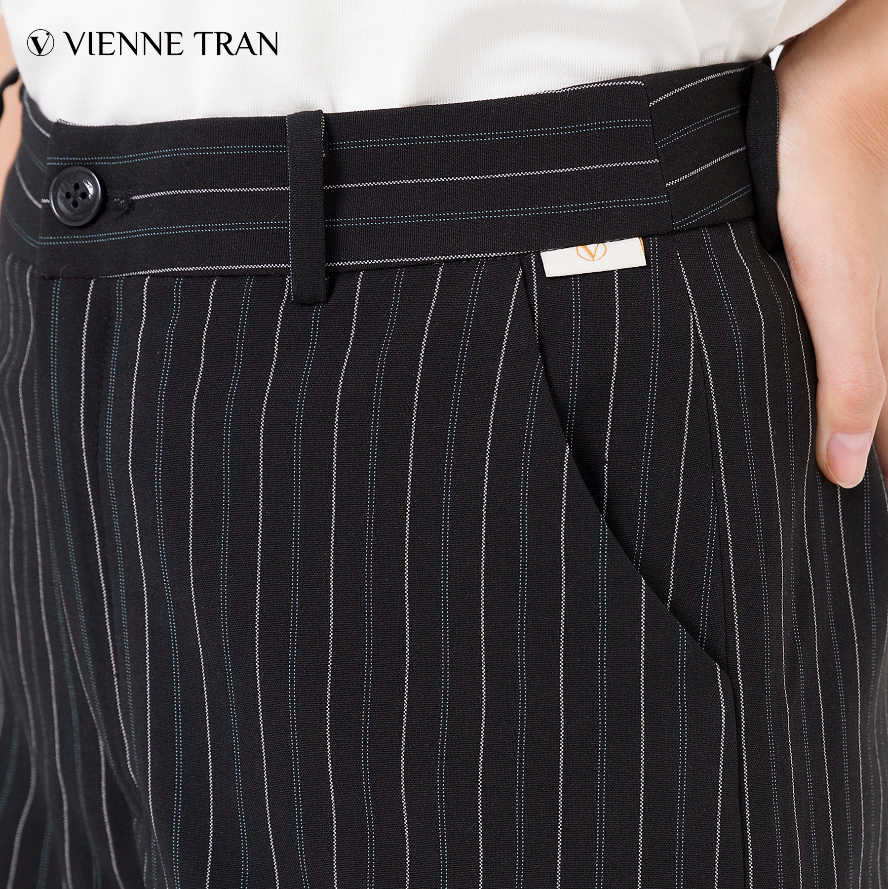 Quần Short VIENTRAN Nữ Kẻ Sọc V64S20T002