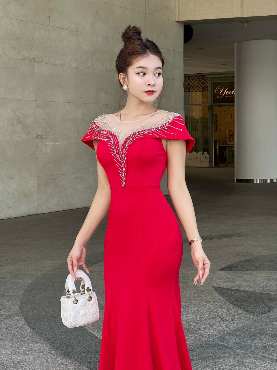 Đầm dạ hội đuôi cá tay choàng phối lưới - YB221237