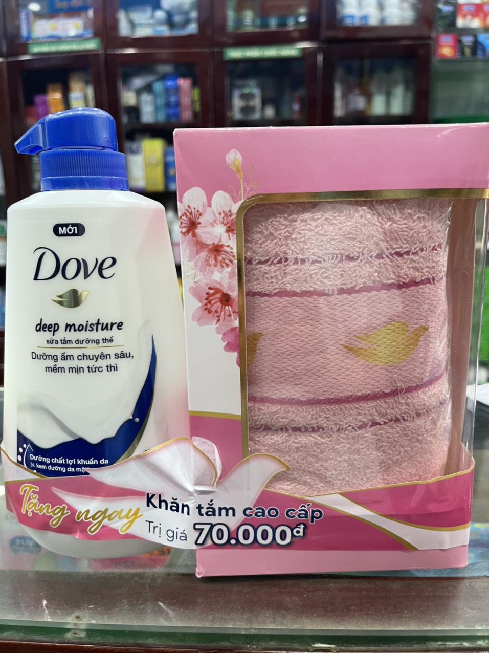 Sữa tắm dưỡng thể Dove 500ml kẹp khăn tắm