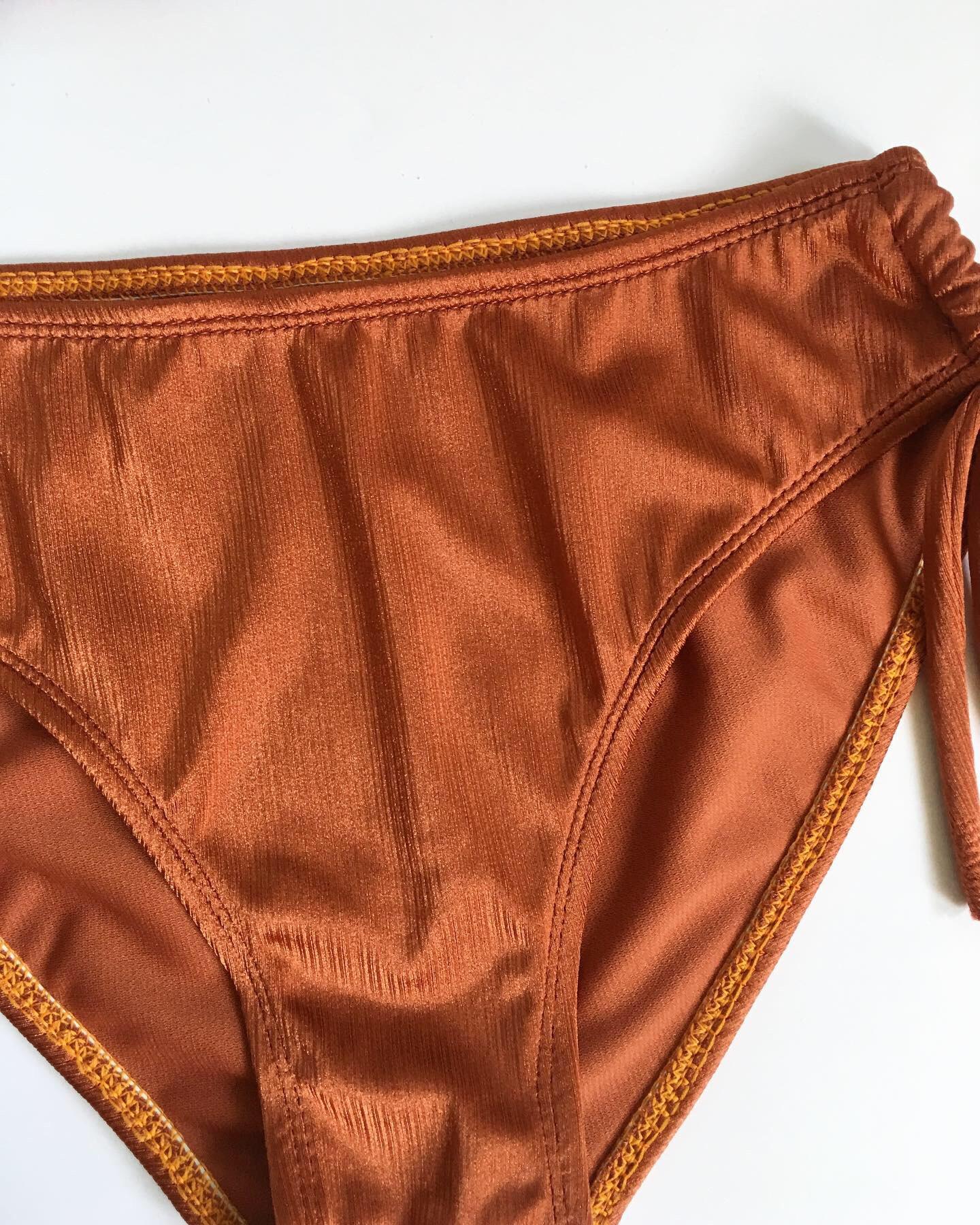 Bikini tam giác cam đất