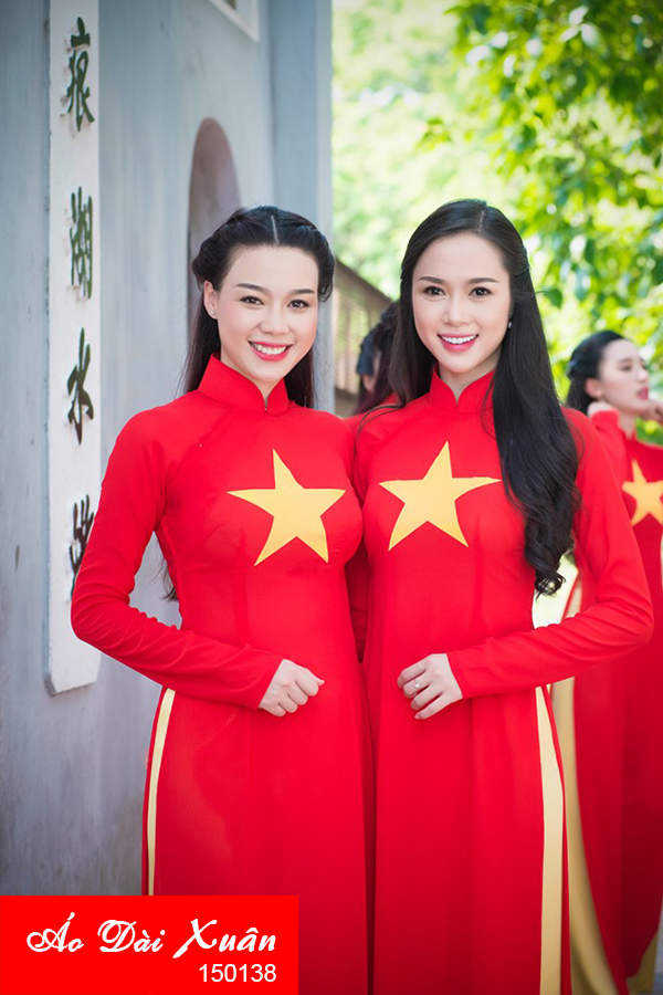 Áo dài cờ đỏ sao vàng là biểu tượng của văn hóa truyền thống Việt Nam. Với những thiết kế mới, áo dài ngày càng được ưa chuộng và trở thành trang phục quen thuộc trong các sự kiện quan trọng. Hãy cùng chiêm ngưỡng hình ảnh đẹp của những chiếc áo dài cờ đỏ sao vàng đầy lộng lẫy, tinh tế và sang trọng.