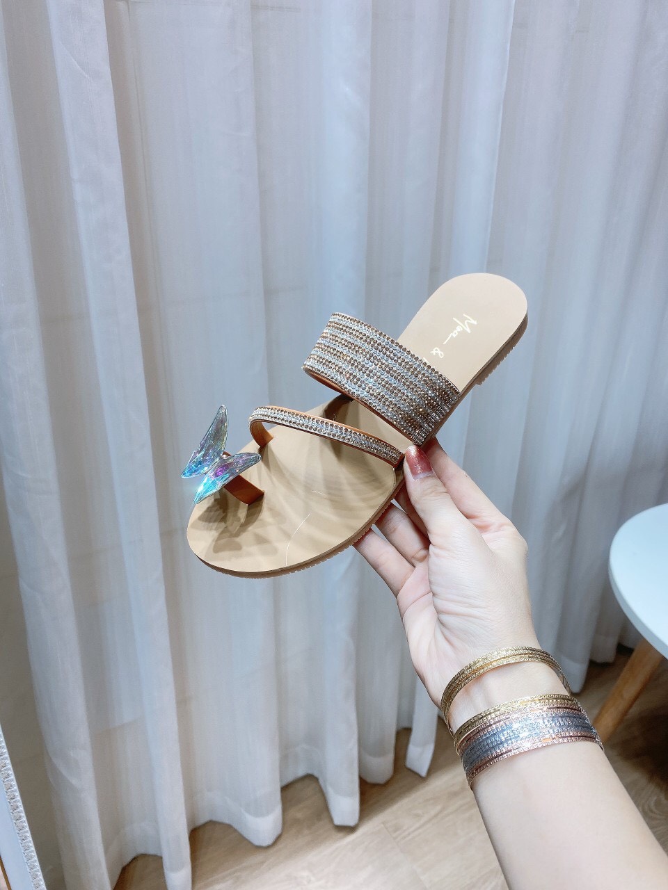 Dép xỏ ngón đính đá phối cánh bướm êm chân